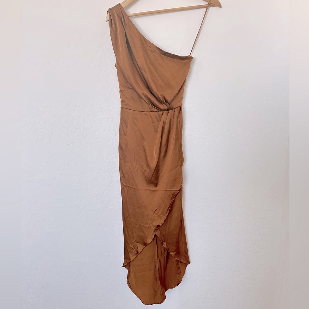 Brown silky cocktail dress
Balticborn
Small